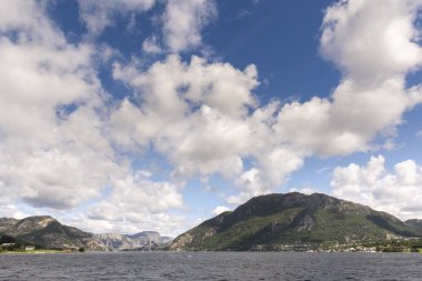 Norveç 'in Lofoten kentindeki Stavanger' de deniz ve dağ arasındaki manzara 