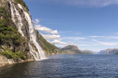 Lysefjord Şelalesi Norveç 'in Stavanger kentindeki Lysefjord' dan