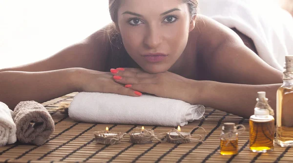 Wanita cantik di salon spa — Stok Foto