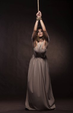 Güzel genç kız mavi kumaş ile dans