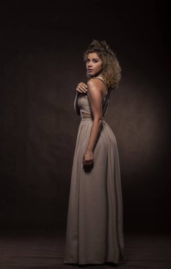 Bej elbise genç güzel dansçı