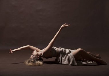 Bej elbise genç güzel dansçı