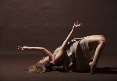 Bej elbise genç güzel dansçı