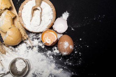 Malzemeler ve pastane hazırlanması için mutfak eşyaları