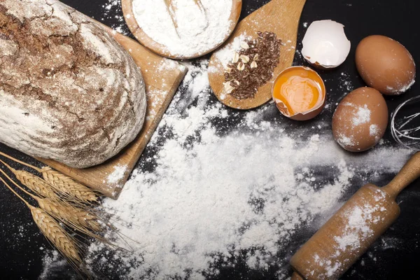Ингредиенты и посуда для приготовления хлебобулочных изделий — стоковое фото