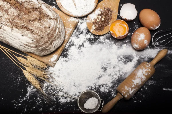 Ингредиенты и посуда для приготовления хлебобулочных изделий — стоковое фото