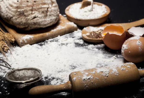 Ingrediënten en gebruiksvoorwerpen voor de bereiding van bakkerijproducten — Stockfoto