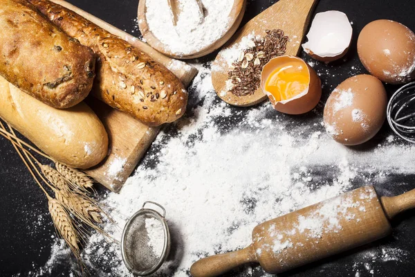 Ingredientes e utensílios para a preparação de produtos de padaria — Fotografia de Stock