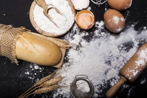 Ingredientes e utensílios para a preparação de produtos de padaria — Fotografia de Stock