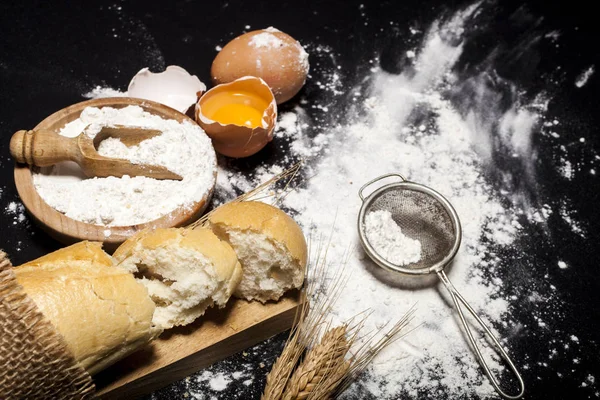 Ingrediënten en gebruiksvoorwerpen voor de bereiding van bakkerijproducten — Stockfoto