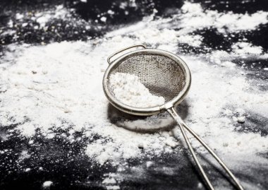 Un dökülüp ile metal süzgeç