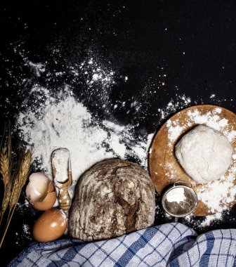 Malzemeler ve pastane hazırlanması için mutfak eşyaları