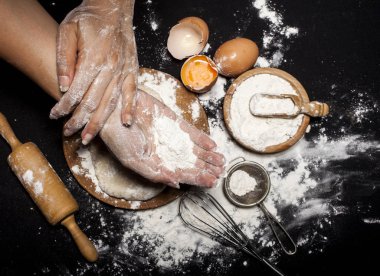 Baker ekmek hazırlar.