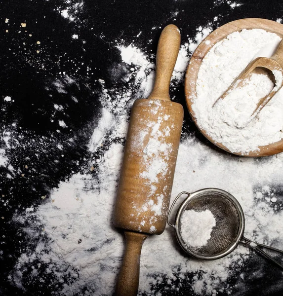 Metallsieb, Nudelholz und Schüssel mit verschüttetem Mehl — Stockfoto