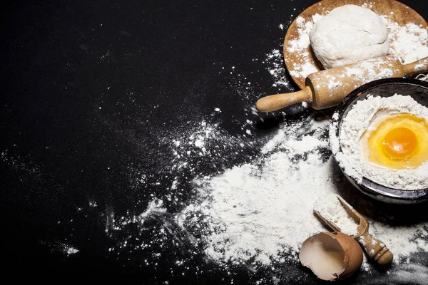 Ingrediënten en gebruiksvoorwerpen voor de bereiding van bakkerijproducten — Stockfoto