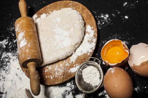 Ingrediënten en gebruiksvoorwerpen voor de bereiding van bakkerijproducten — Stockfoto