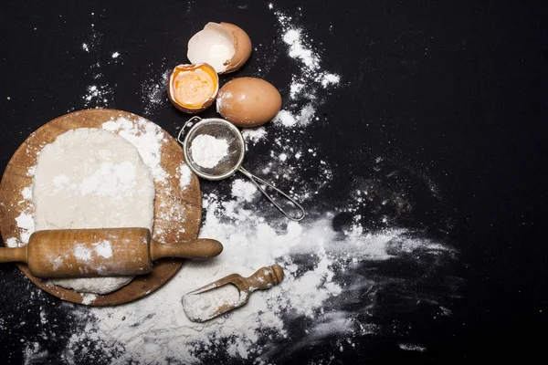 Ingrédients et ustensiles pour la préparation de produits de boulangerie — Photo