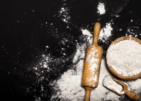 Flour and kitchen utensils — Stock Photo, Image