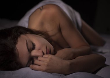 Seksi güzel esmer kadın yatakta