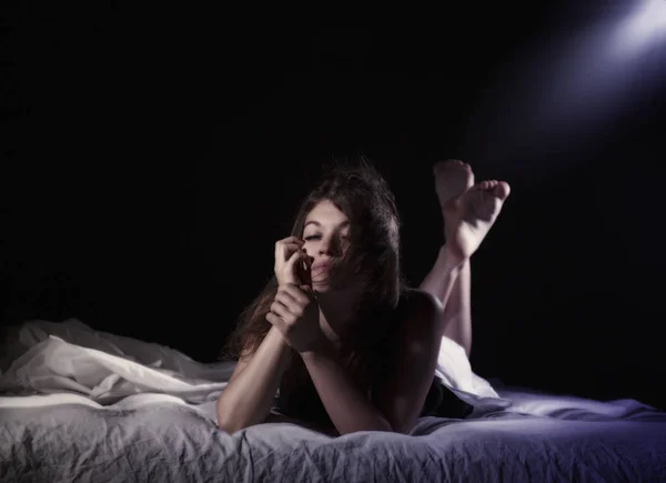 Sexy schöne brünette Frau im Bett — Stockfoto