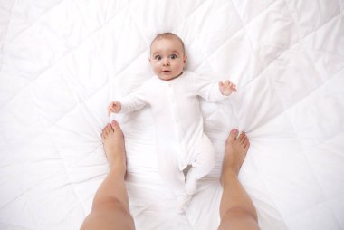 Mutlu addorable erkek bebek ve annesi ayaklar.