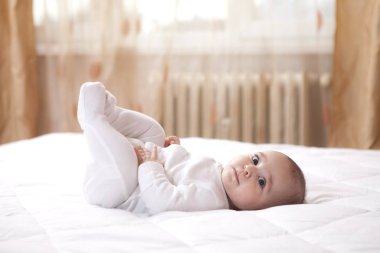 Beyaz giysili güzel bebek