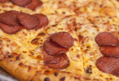 Sıcak dilimlenmiş biberli Pizza teslim kutusundaki