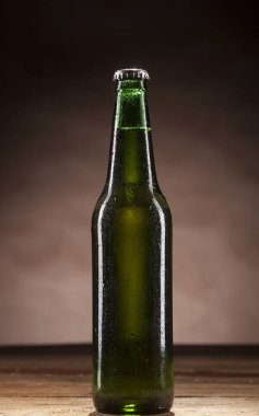 Cam şişe bira kahverengi zemin üzerine