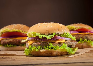 Ahşap arka plan üzerinde taze hamburger
