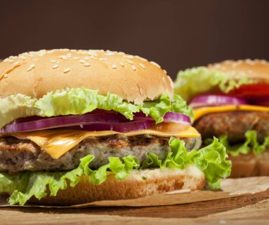 Ahşap arka plan üzerinde taze hamburger