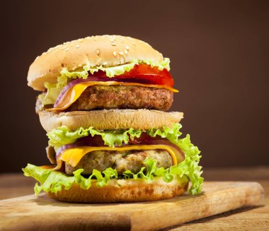 Ahşap arka plan üzerinde taze burger