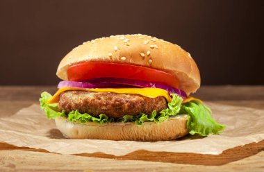 Ahşap arka plan üzerinde taze burger