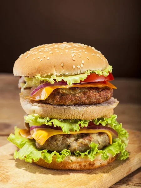 Verse Hamburger op houten achtergrond — Stockfoto