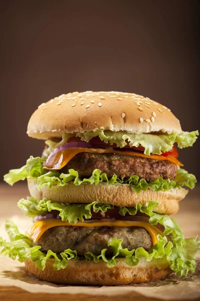 Ahşap arka plan üzerinde taze burger