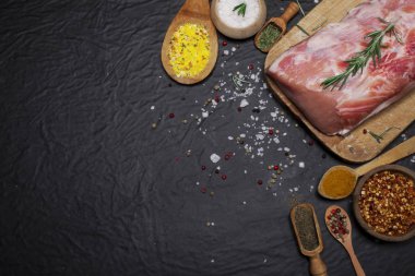 Çiğ domuz eti biberiye ve baharatlar ile kesme tahtası.