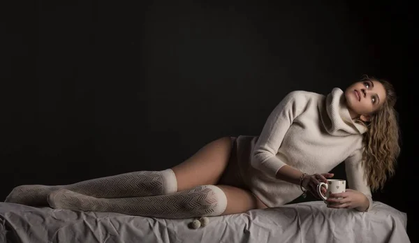 Schönes Mädchen mit einer Tasse Kaffee, heißer Schokolade oder Tee im Bett — Stockfoto