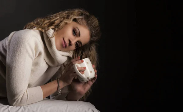 Belle fille avec une tasse de café, chocolat chaud ou thé dans un lit — Photo