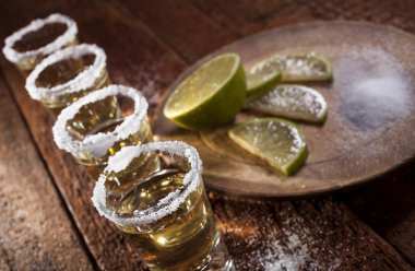 Tekila ahşap arka plan üzerinde