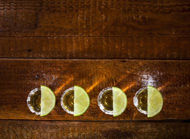 Tekila ahşap arka plan üzerinde