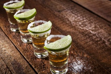 Tekila ahşap arka plan üzerinde