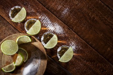 Tekila ahşap arka plan üzerinde