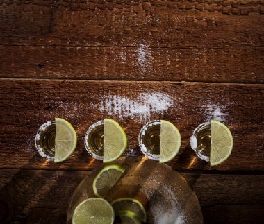 Tekila ahşap arka plan üzerinde