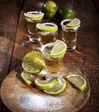 Tekila ahşap arka plan üzerinde