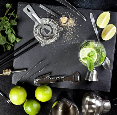 Mojito kokteyl yapımı. Malzemeler ve mutfak eşyaları.
