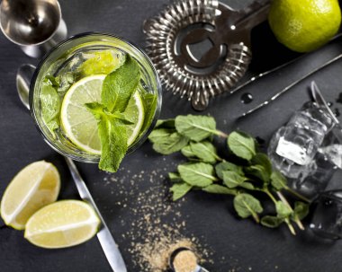 Mojito kokteyl yapımı. Malzemeler ve mutfak eşyaları.