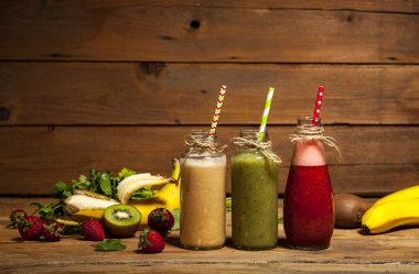 Meyve ve sebze smoothies payet ile cam şişelerde