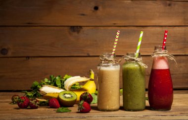 Meyve ve sebze smoothies payet ile cam şişelerde