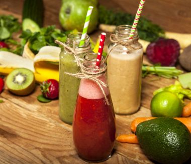 Meyve ve sebze smoothies payet ile cam şişelerde