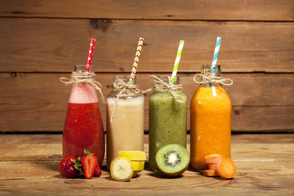 Surtido de batidos de frutas y verduras en frascos de vidrio con paja —  Fotos de Stock