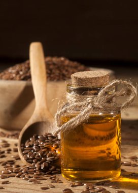 Keten tohumu yağı ve linseeds ahşap arka plan üzerinde kase